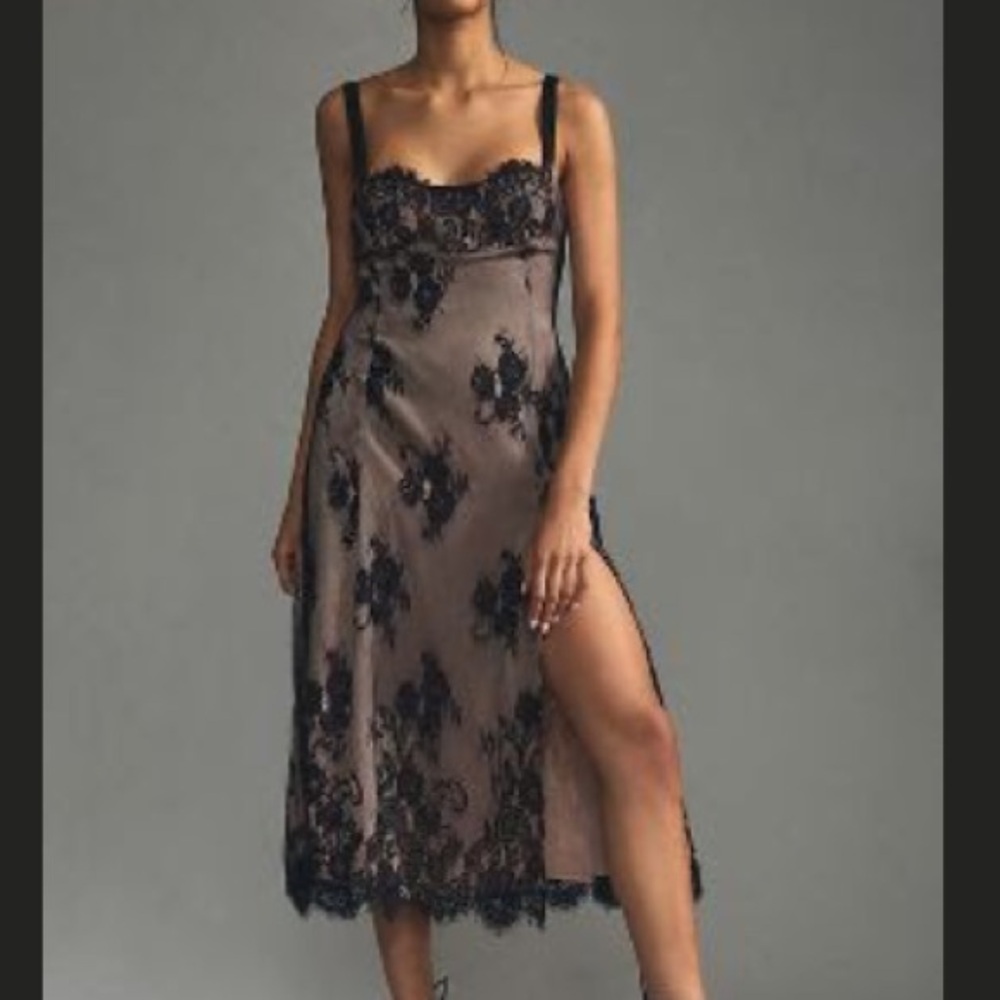 ANTHROPOLOGIE:  LACE SIDE-SLIT SLIP DRESS
Color: MAUVE & Black Size: M